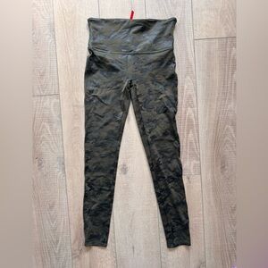 SPANX Look At Me Now Faux Leather Camo Leggings Workout Gym Yoga Slimming Sz L